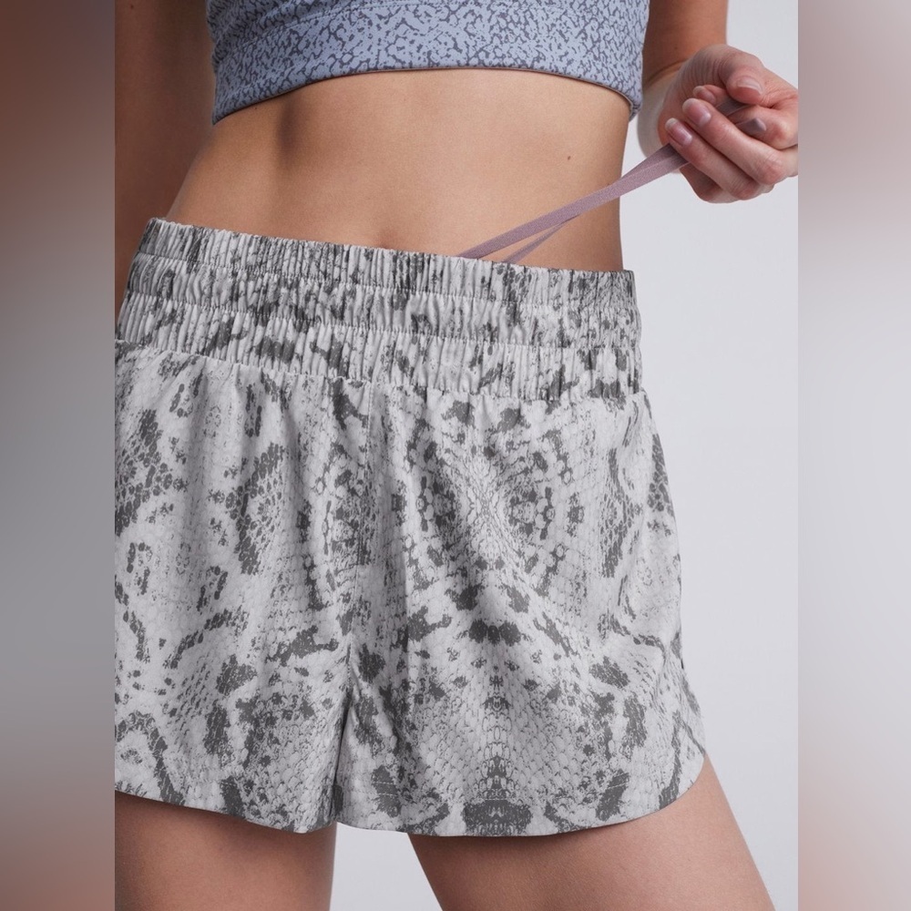 Varley Kallin Running Shorts High Rise - Taupe Grey snake print - large
